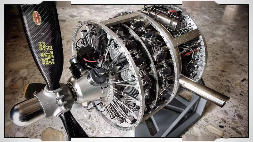 连奥迪都放弃内燃机了,这哥们却在家中造了一台18缸发动机