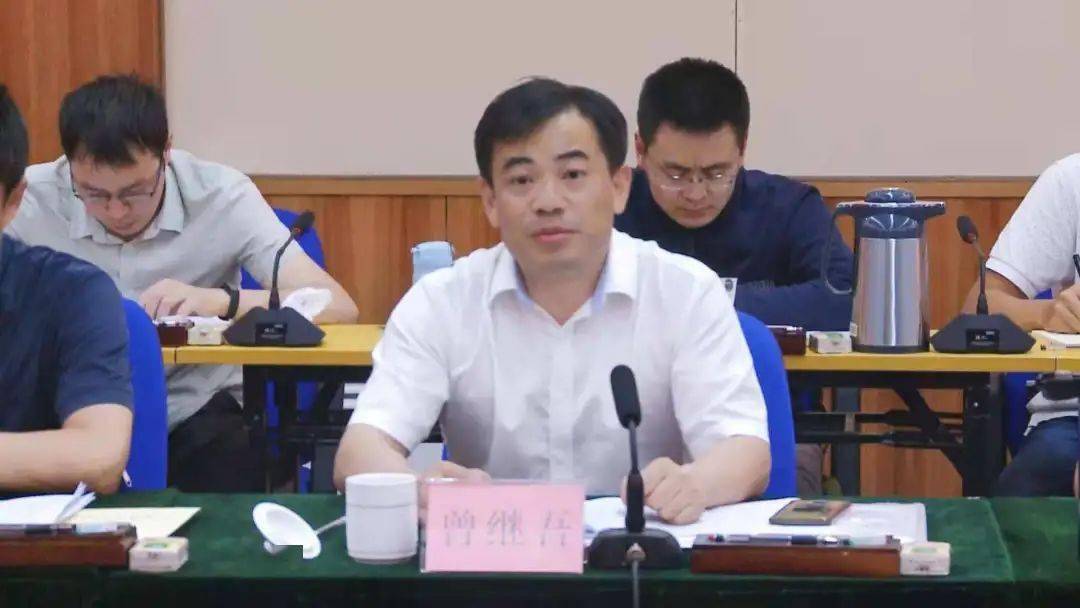 我市市委书记沈河民,市委副书记黄艺坤参加了座谈会.