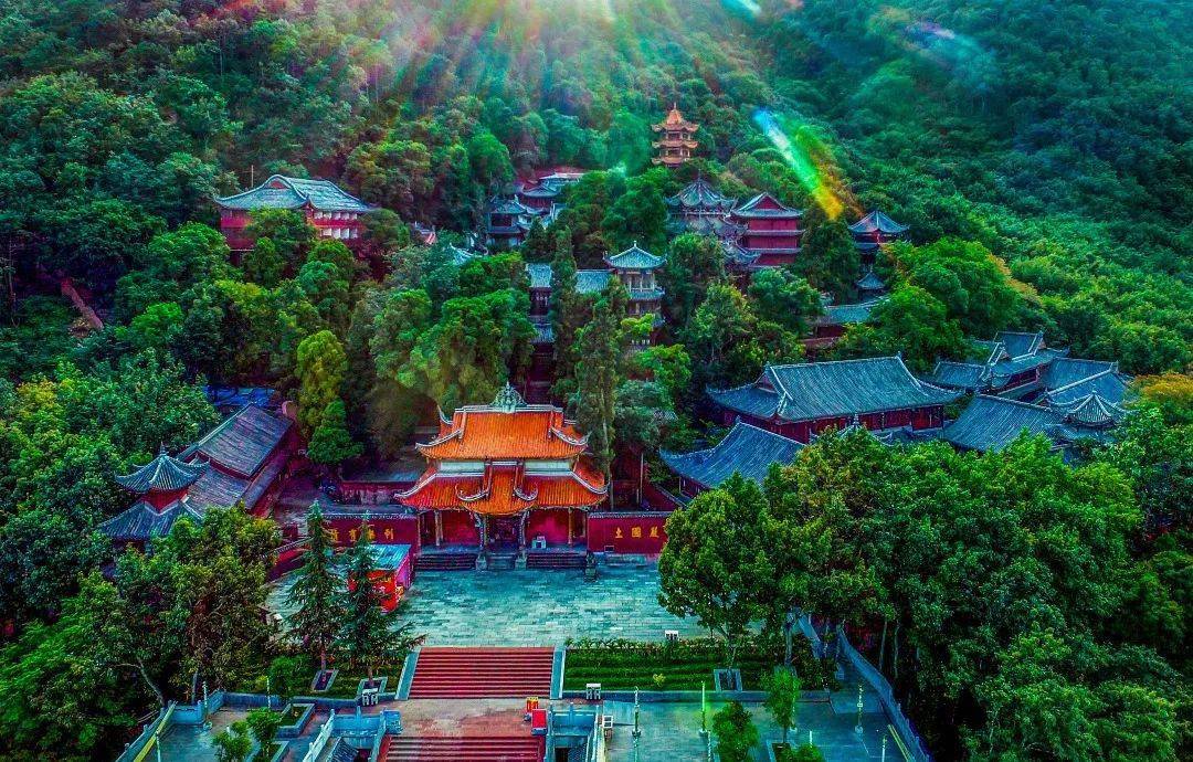 详细规划实施过程中要严格保护区域内生态环境和风景资源,建设项目