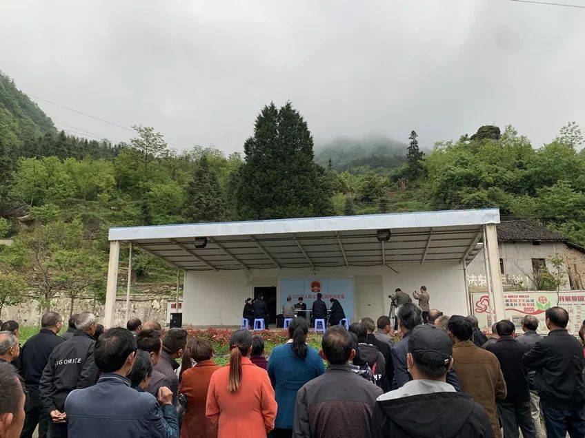 这个丹江口村民摊上事儿了200多人围观审判