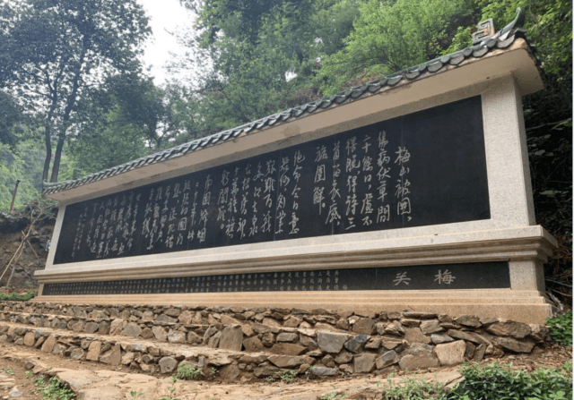石碑屹立在古道边,碑上镌刻着中华人民共和国元帅陈毅的《梅岭三章》