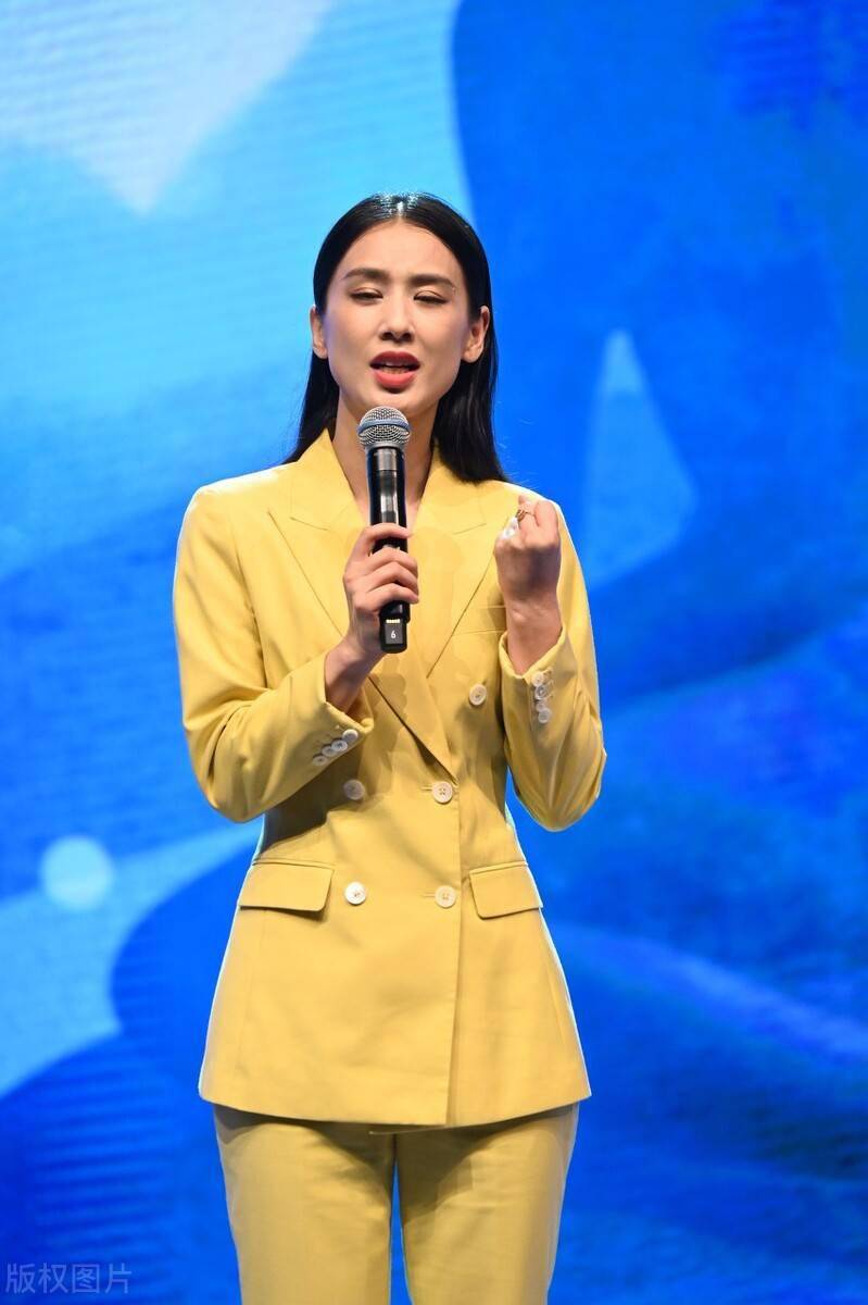 黄圣依亮相活动这套衣服太有女人味了