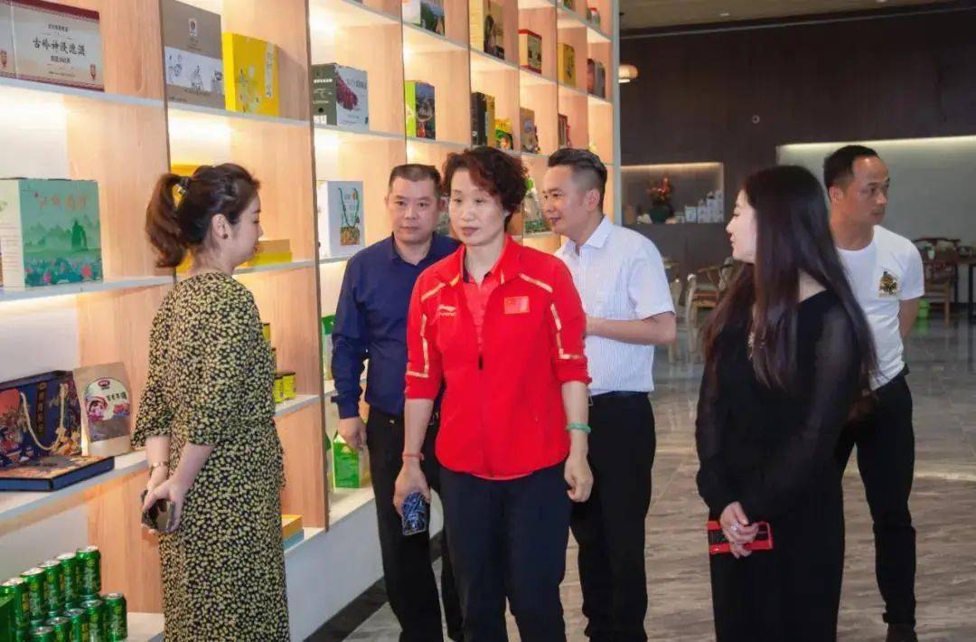 奥运冠军走进柳州"助力乡村振兴 共建美丽乡村"_许艳梅