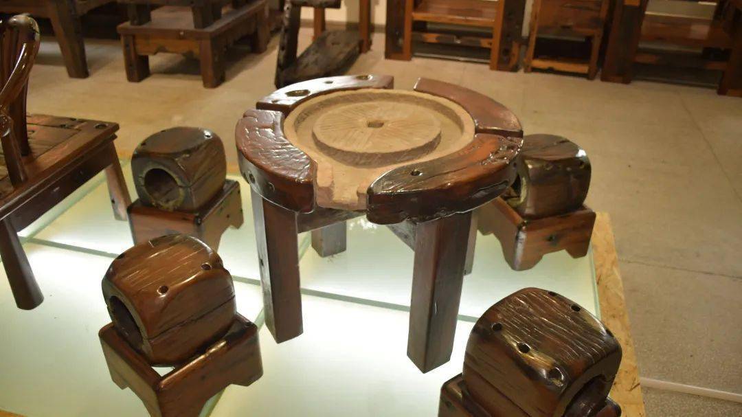 老船木工艺品:粗犷与艺术交融 展现老船木“残缺美”_家具