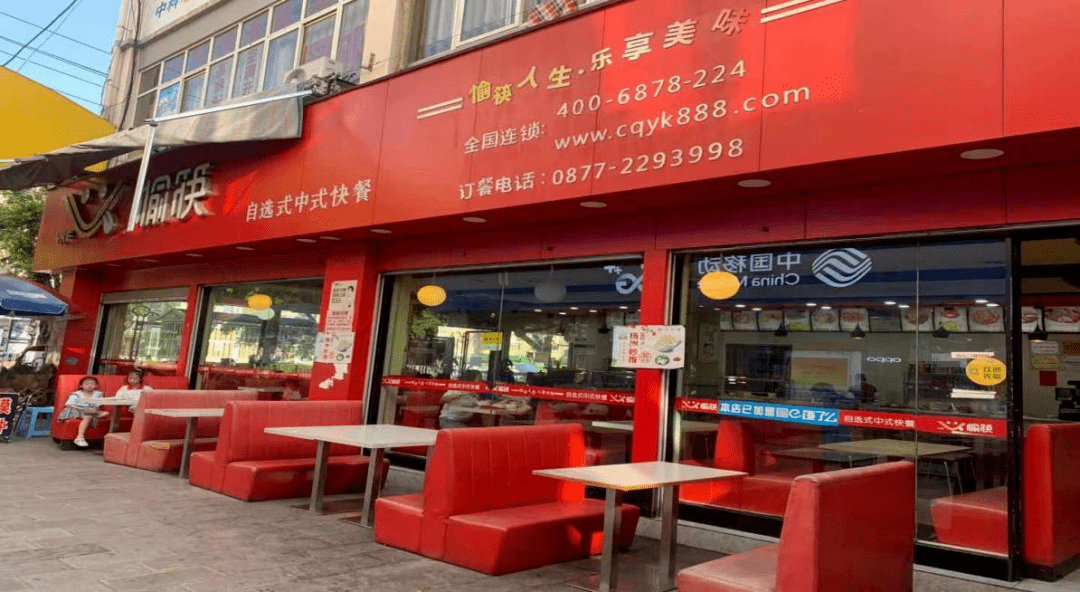 3,红塔区愉快快餐店上榜理由:后厨卫生脏,乱,差;仓储区物品摆放杂乱