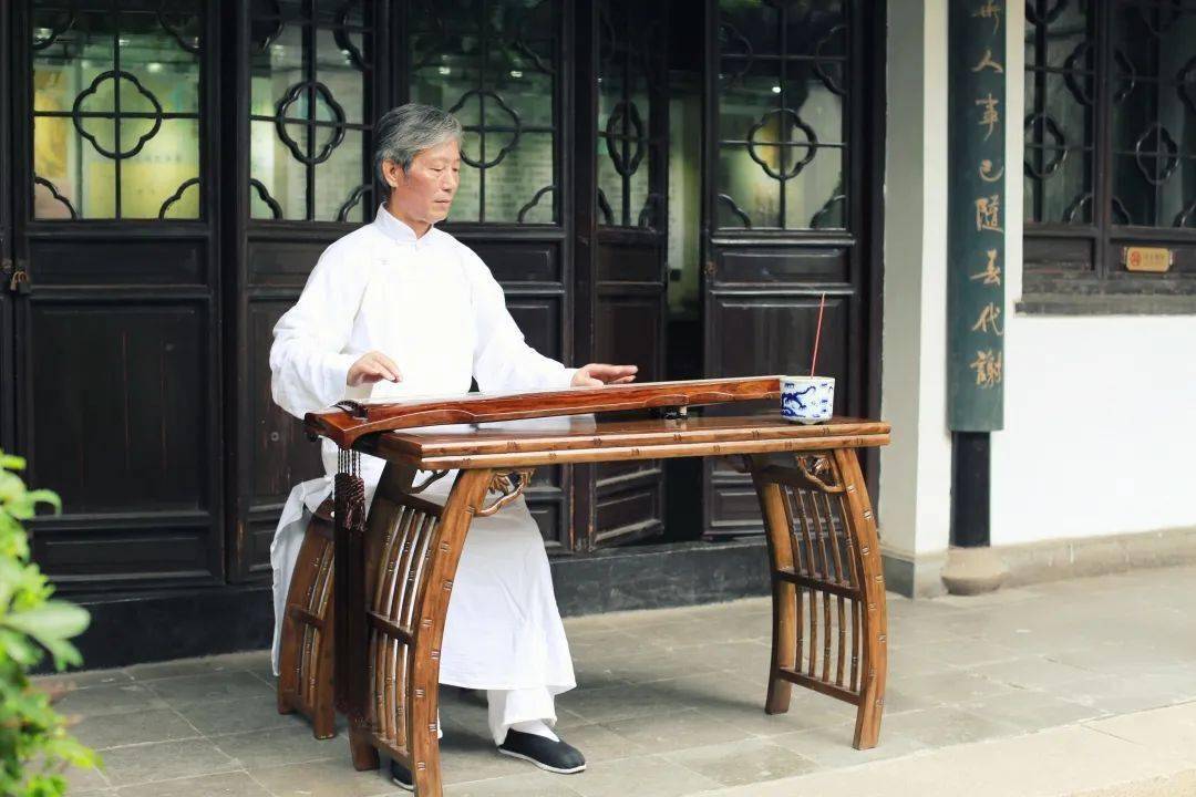 一代宗师夏一峰的得意弟子著名琴家梅曰强先生,并得到同门师伯张正吟