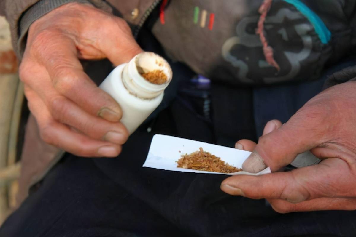 很多人由于家境普通但又戒不掉烟瘾,会选择自制香烟,就是用纸将烟丝卷