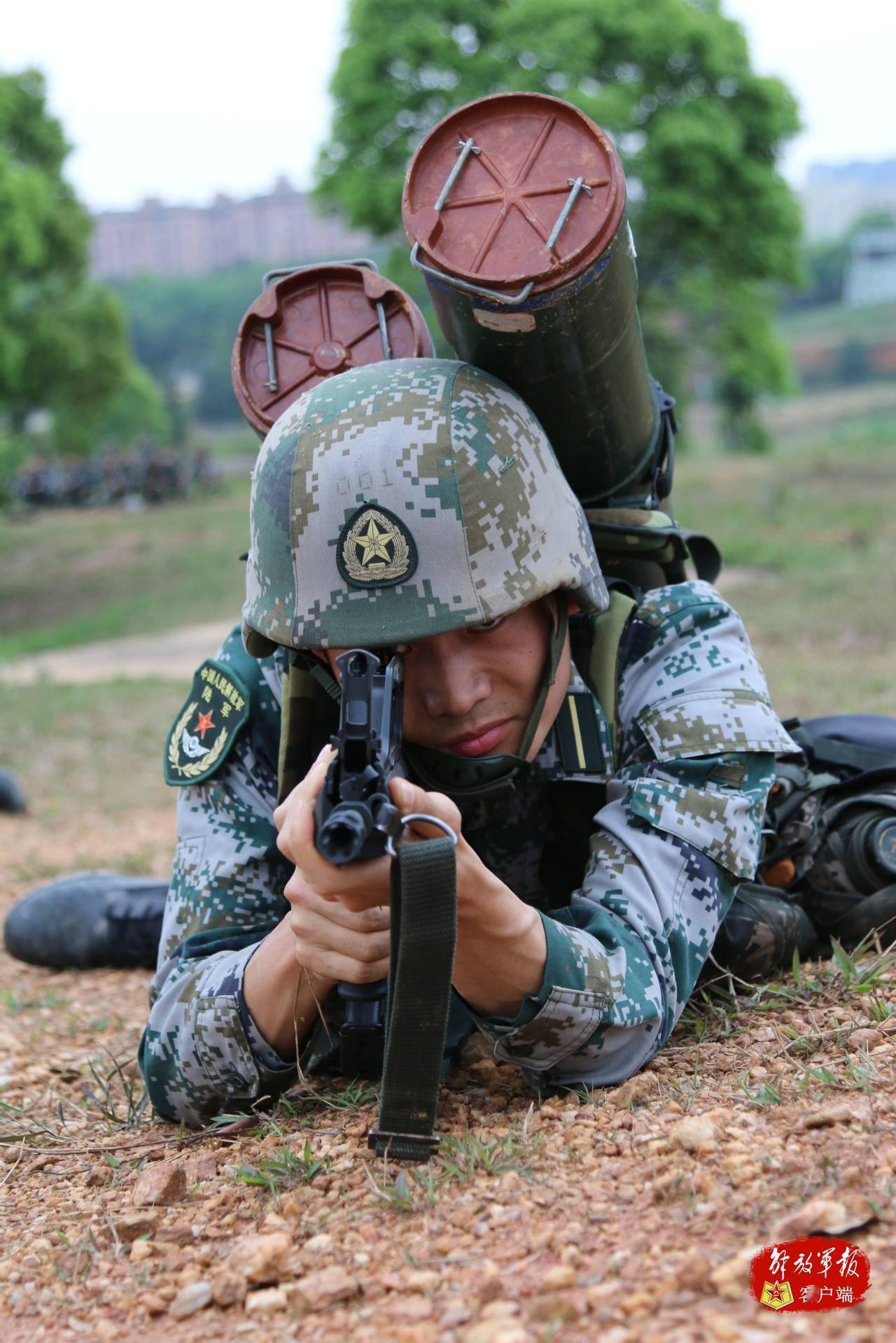 近日,陆军步兵学院某大队组织开展了一场实战化训练