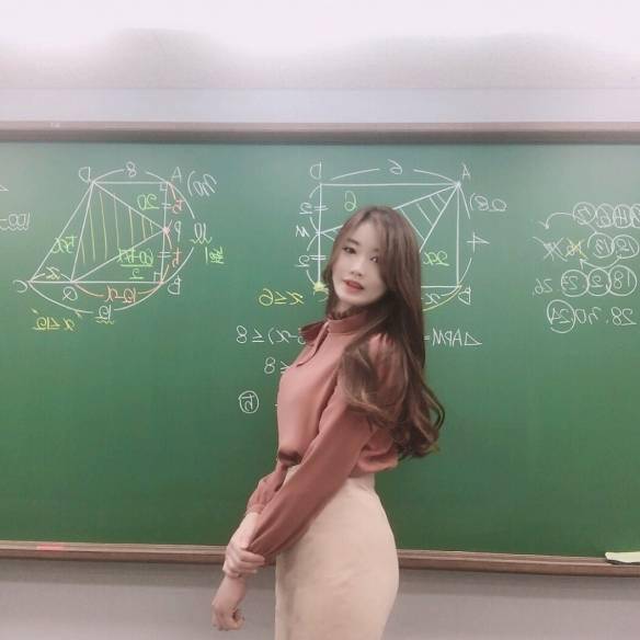 翘臀引发遐想韩国仙女级别数学老师ssong美照赏