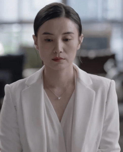 《小舍得》宋佳职场穿搭获赞,大骨架靠穿搭显瘦,不失气场又减龄