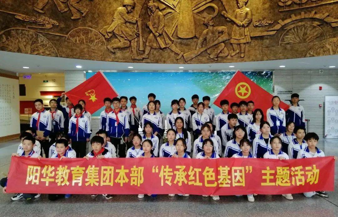 江华瑶族自治县宁远县第十二完全小学的少先队员们踏上了九嶷山国防