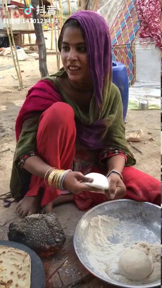 巴基斯坦在做饭的妇女