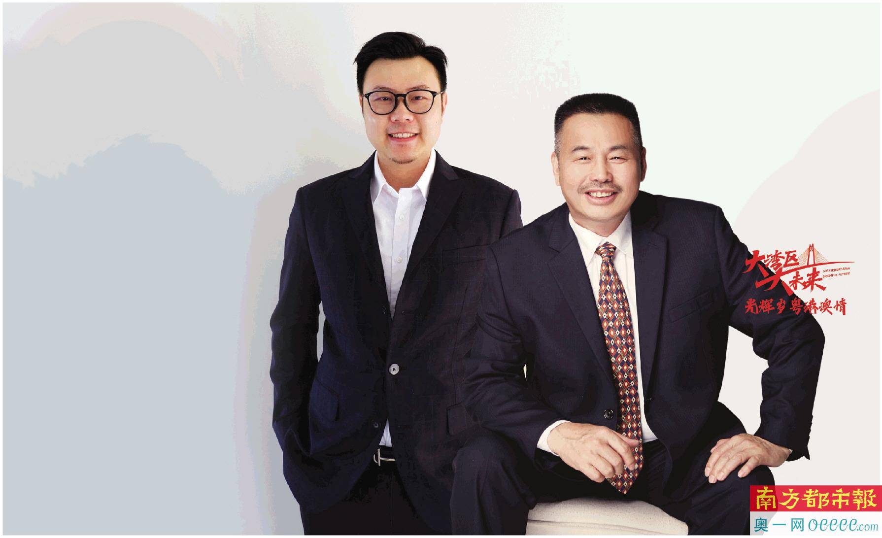 梁洪章(左)跟梁玉清(右)梁洪章在香港读中学后到英国读大学,2017年