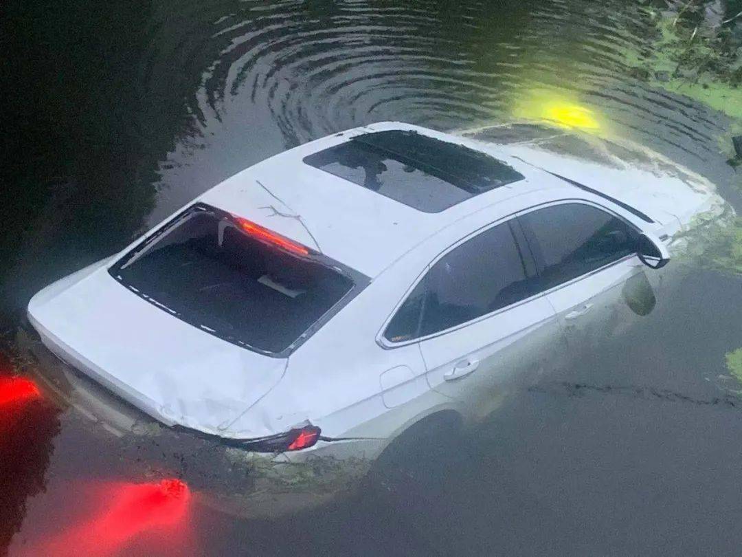 事发麻洋轿车失控掉水近20名路人纷纷跳水救人