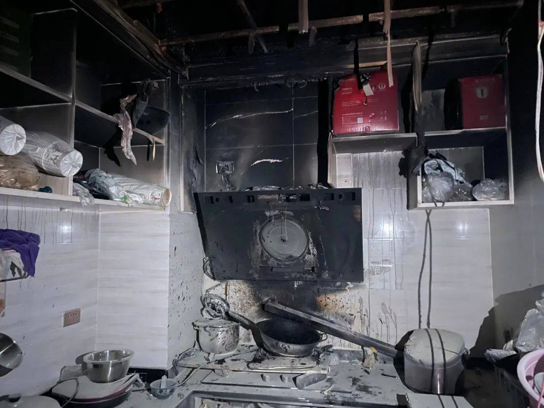 心真大!厨房熬油不关火跑出门