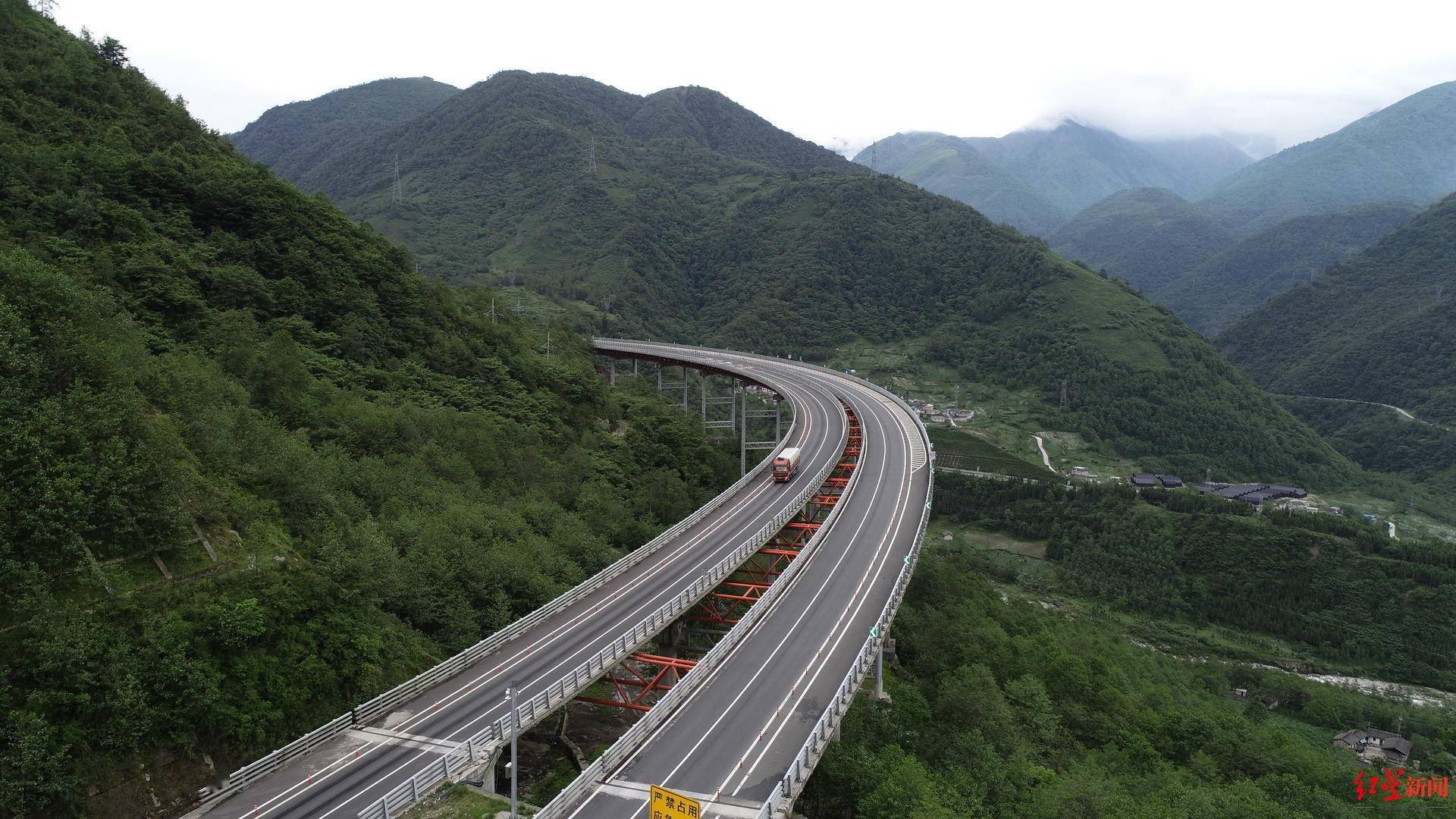 雅西高速的通車,實現了京昆高速四川境內的全線貫通,成為四川又一條