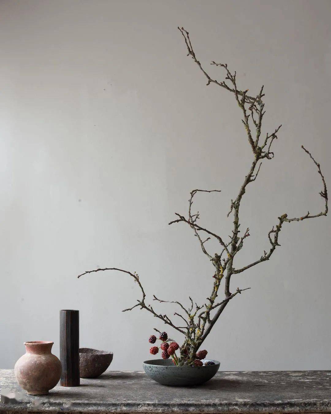 她捡枯枝插花,一丁点花泥都不用,竟能让东西方审美大和谐!_花艺