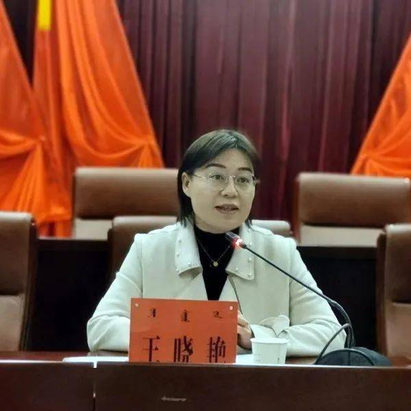 会上,王晓艳带领与会人员重温了五四运动的光辉历程,深刻总结了我旗