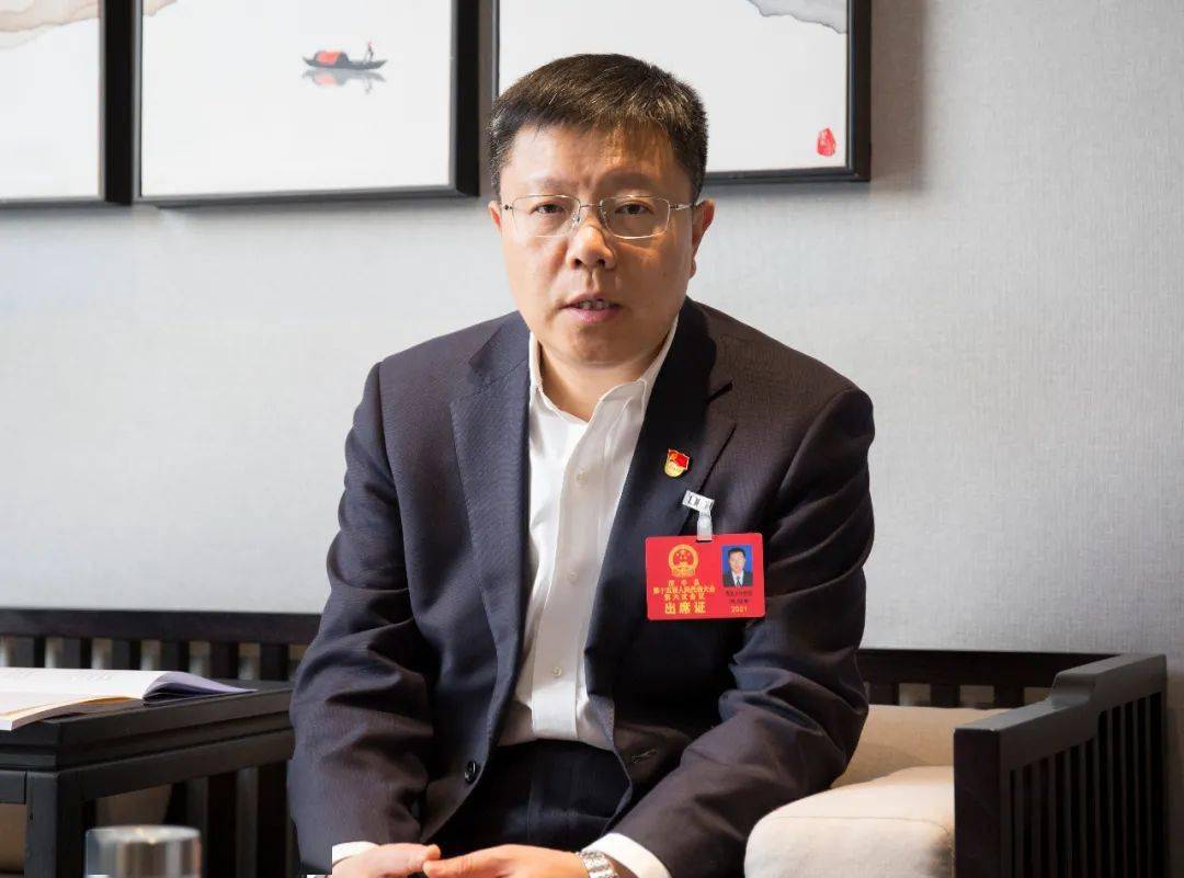 县委书记冯向军参加了高堡乡代表团的讨论,讨论中,冯向军与代表们亲切