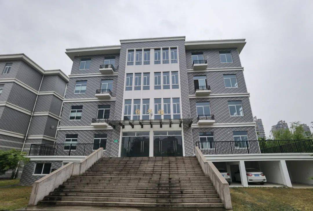 天台中学锦华楼即将设立的景林奖教奖学基金,寄托了蒋锦志先生对