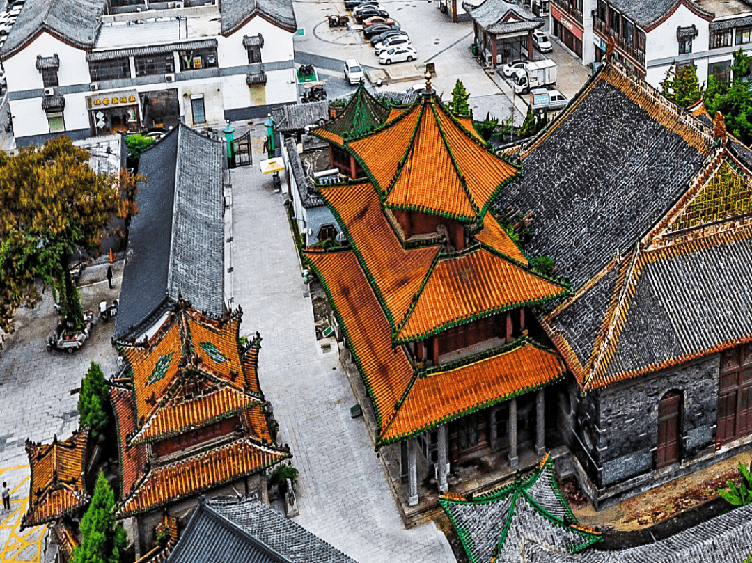 在济宁市清真东大寺的西侧,原来有一座著名的寺院,人们叫它"西大寺".