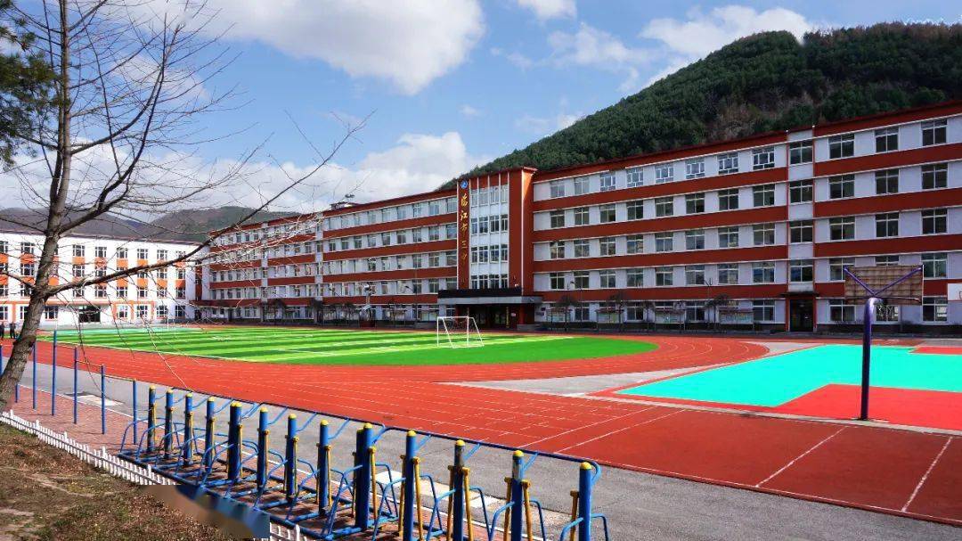 沧桑巨变第三中学足篮排球场竣工并投入使用