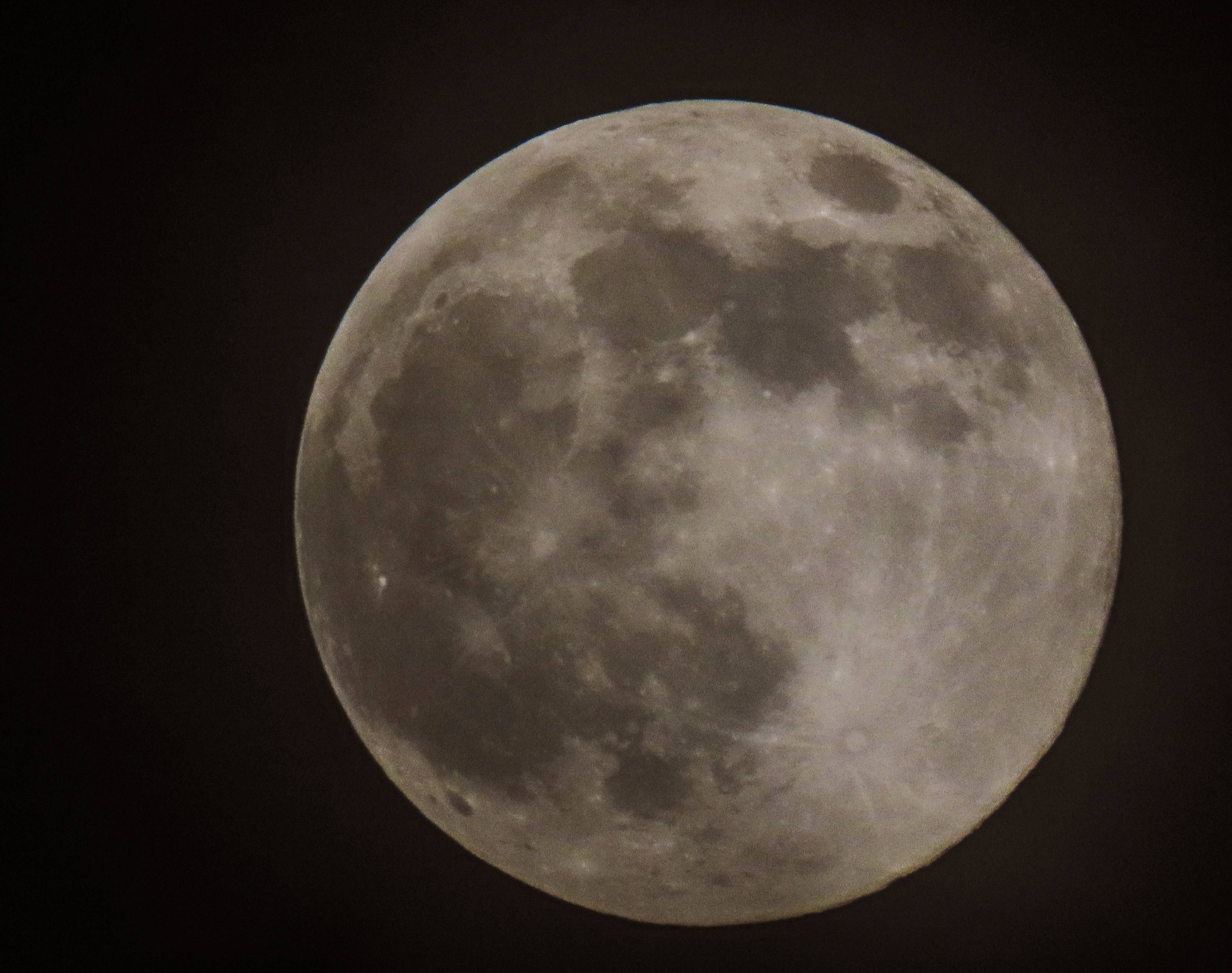 这是4月26日在美国缅因州约克拍摄的超级月亮