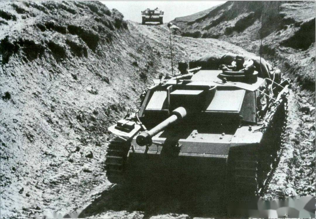 上图:另一辆三号g型突击炮和车组,这辆突击炮车况很好,g型自1942年12