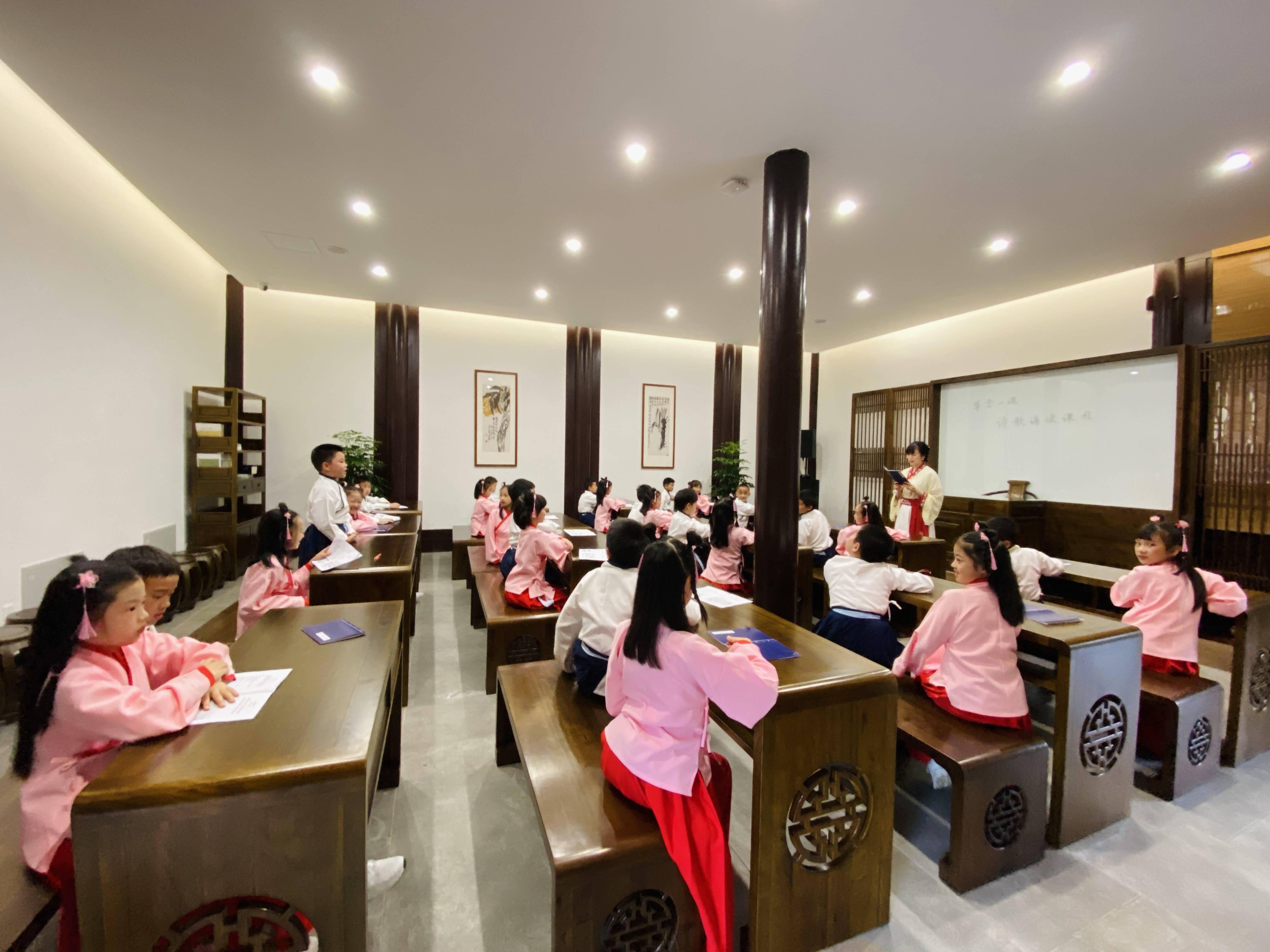 气势宏伟,主要有展示书院文化的序厅,开展书院教育活动的国学小讲堂