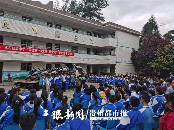 贵阳一群半大孩子骑着"鬼火"踏板摩托车在街上乱窜,交警来了