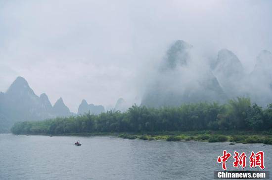 桂林漓江现烟雨美景