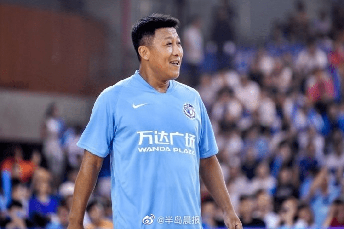 张恩华1973年出生,1996年入选国家队,为米卢带领的国足征战2002年韩日