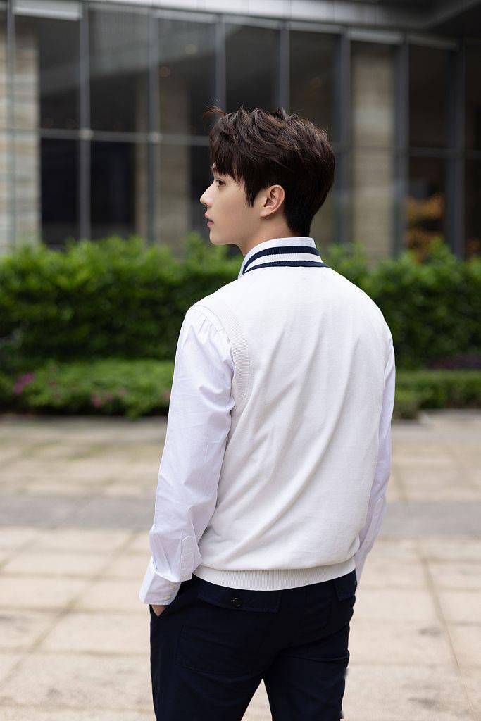 许凯学院风穿搭变身校草温润如玉阳光下轮廓立体精致帅气十足