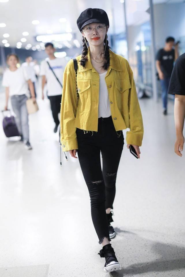 宋轶梳麻花辫气质淳朴配着时髦的破洞裤造型洋气有都市休闲感