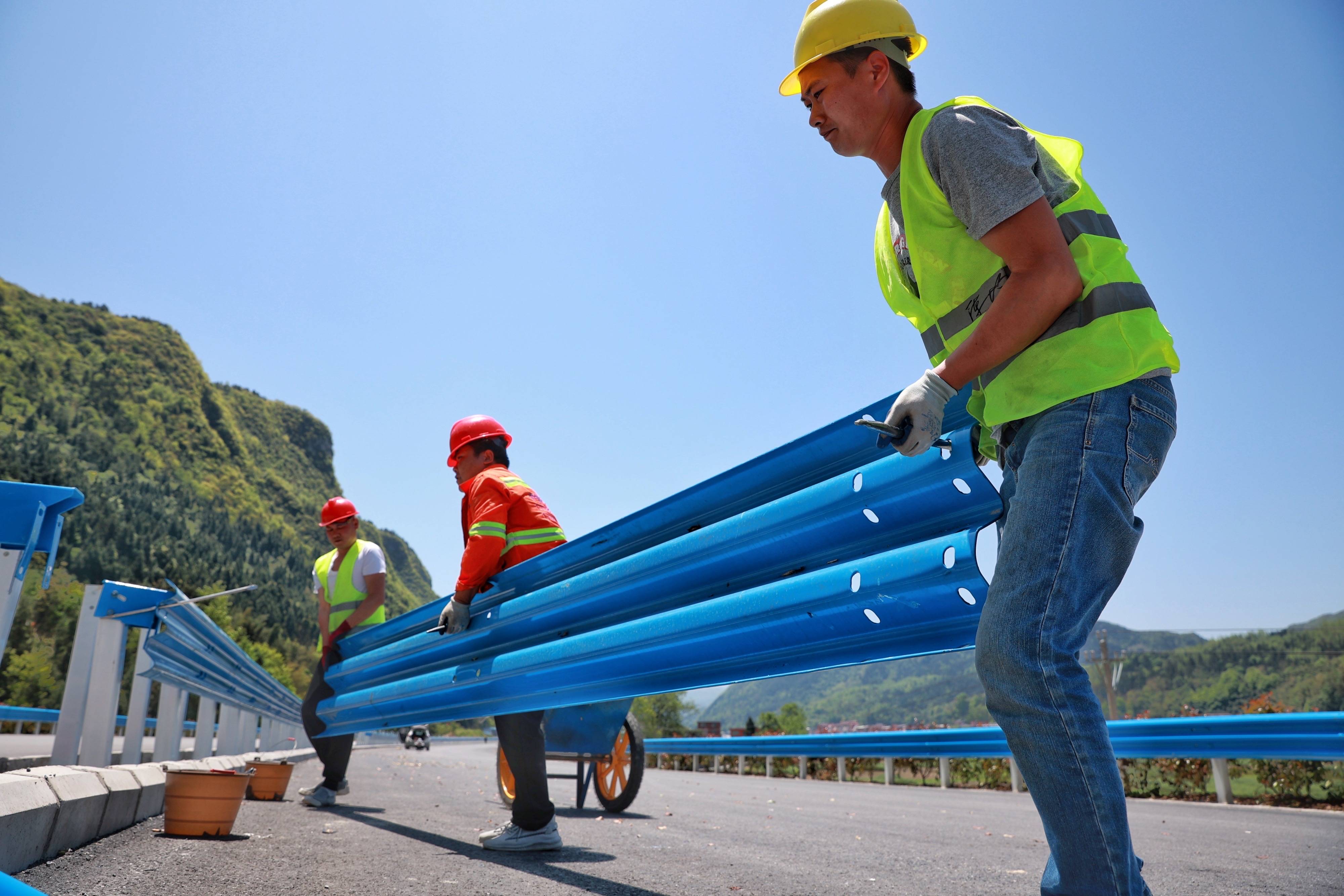 高速公路护栏施工队伍图片