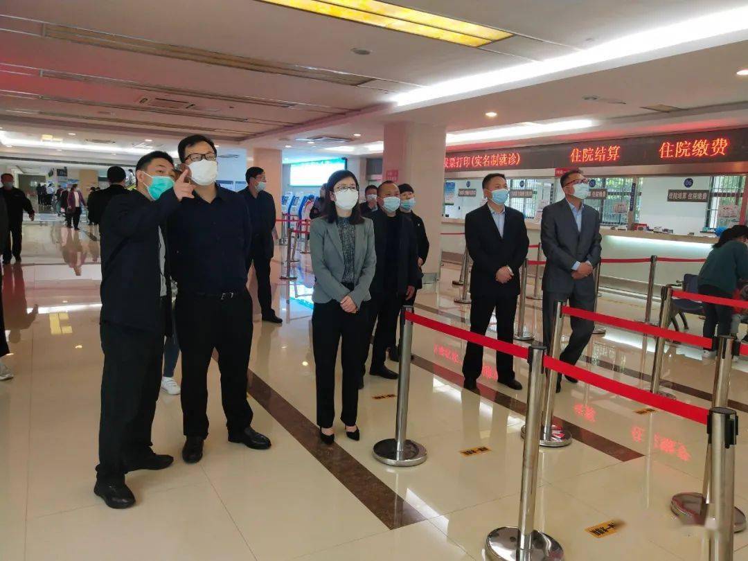 县人大视察县院智慧医院建设工作