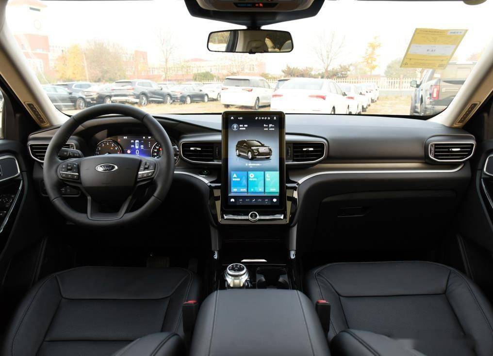 "美国警车"国产,刚上市就降2万,276马力 10at,比q7还大一圈