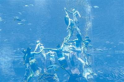 新华社电 4月28日,在三亚亚特兰蒂斯酒店的大使环礁湖中,110名美人鱼