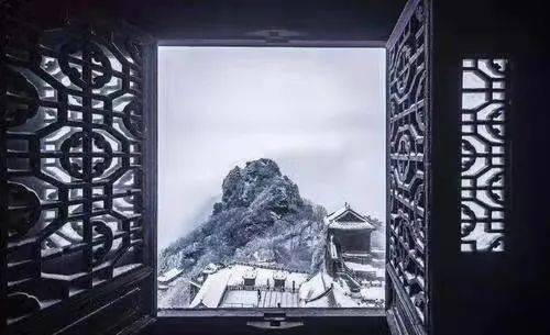 窗两个黄鹂鸣翠柳,一行白鹭上青天.窗含西岭千秋雪,门泊东吴万里船.