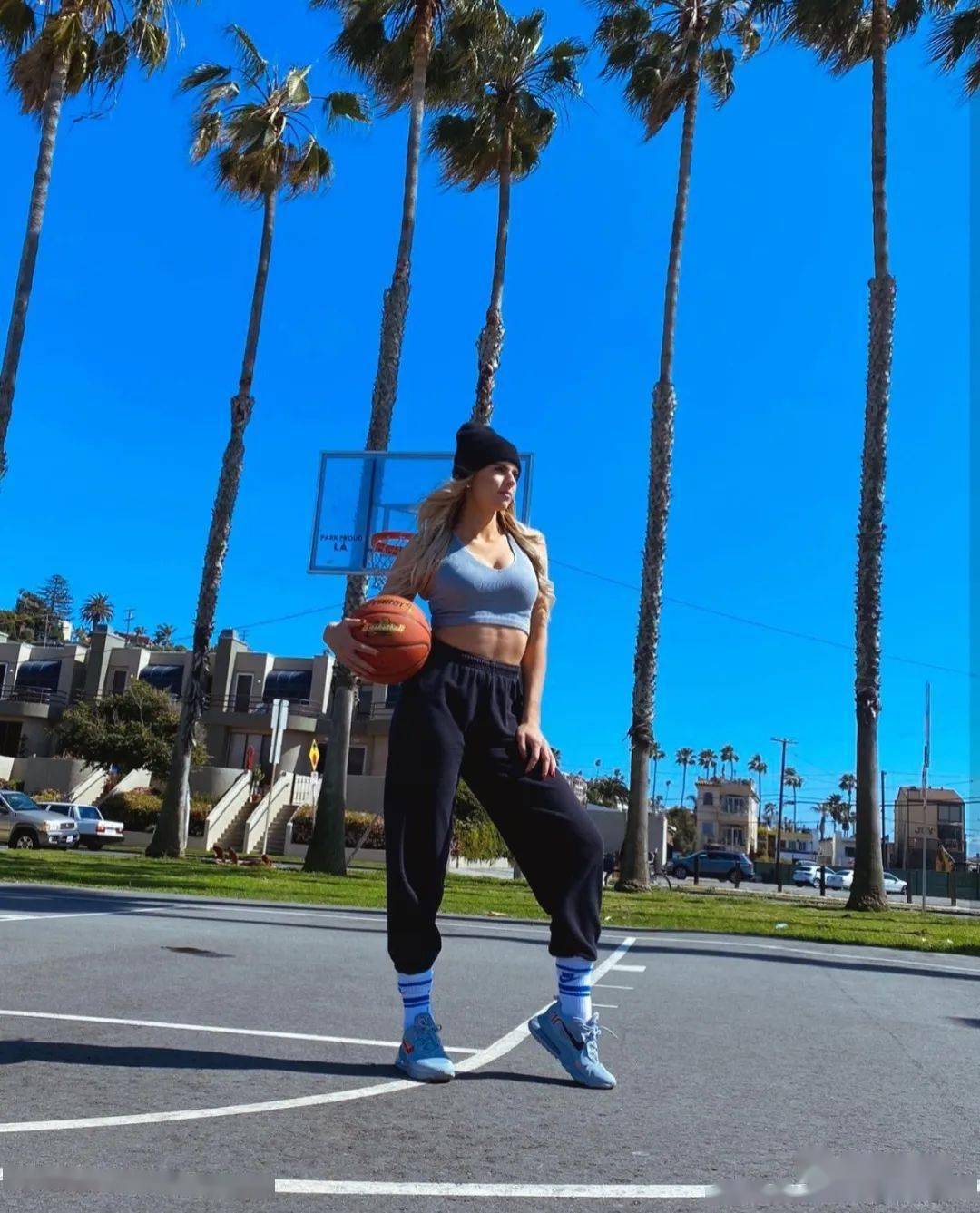 百花体坛 被誉为 足坛第一美女 的前加拿大女子国脚泽塞尔曼 经常出现