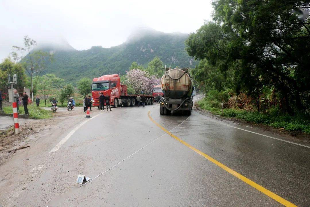 大货车超速撞上摩托车,导致2人当场死亡