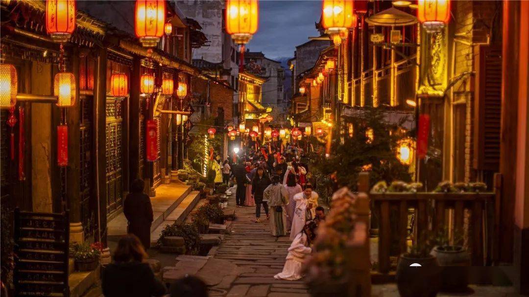 老街灯会猜灯谜留坝老街活动地点:5月1日至5月4日活动时间:老街灯会