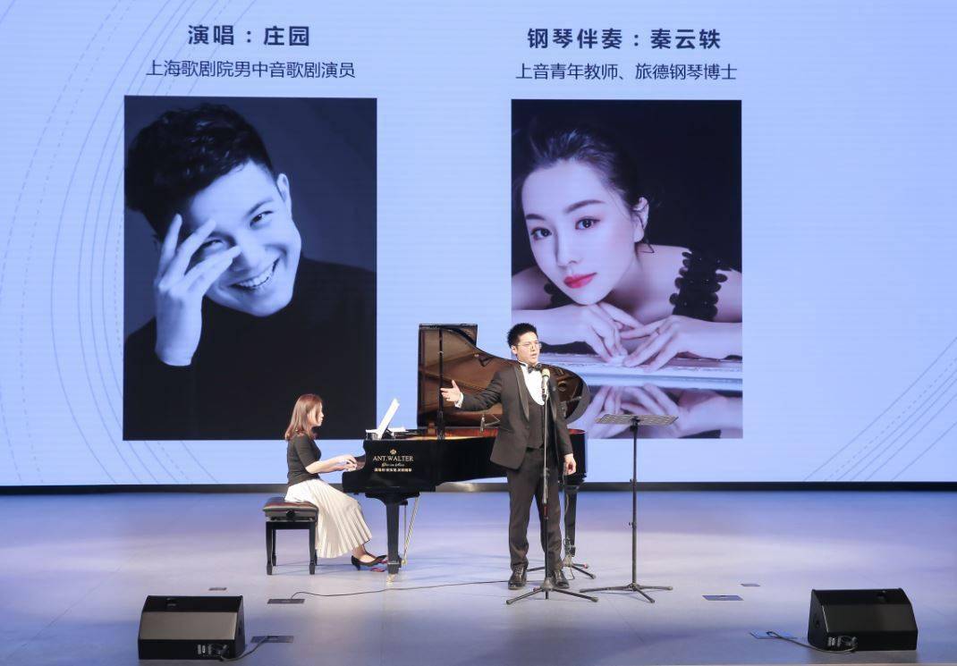 在这堂音乐党课上,马辰以上海广播经典音乐频率主持人的身份以歌叙史