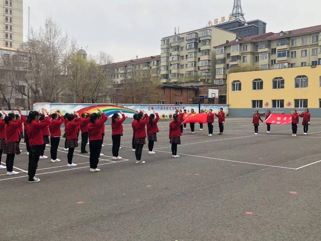 实验小学少先队大队组织少先队员开展"我向党旗敬个礼"教育活动,拉开