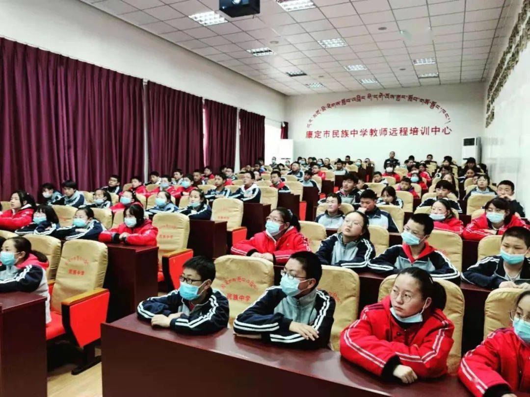 康定市公安局禁毒大队到民族中学开展校园禁毒宣传教育工作