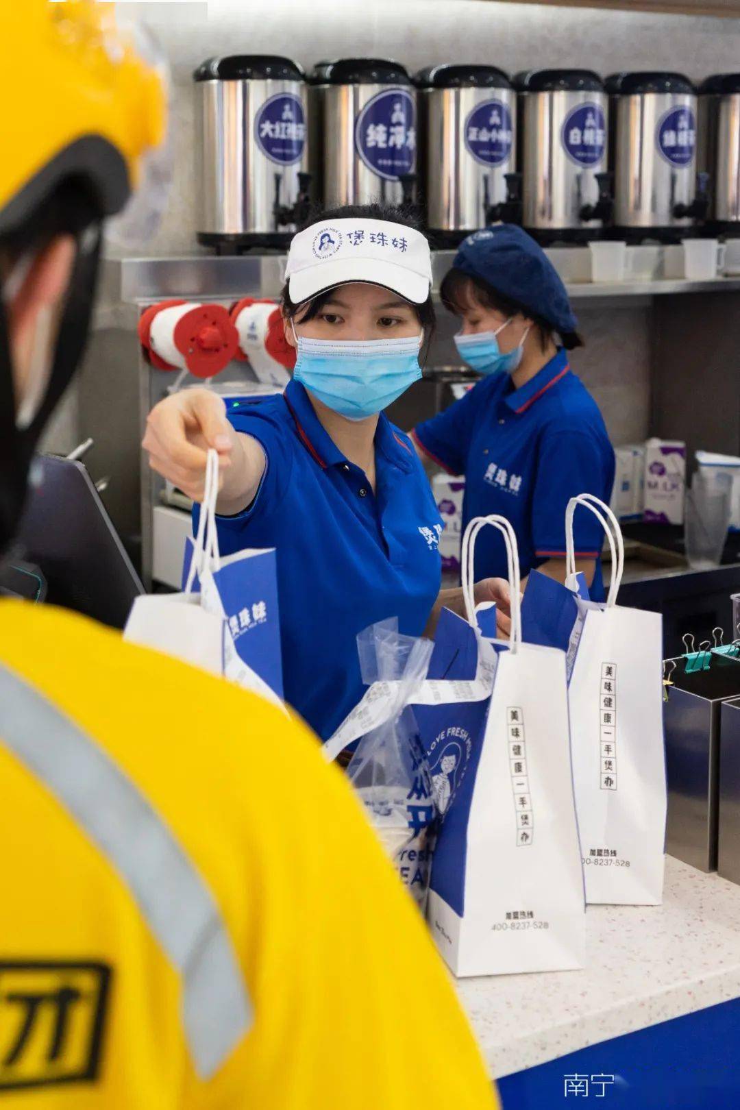 高峰时几个小哥在排队取货的场景也是常事店里每天外卖接单的声音响个