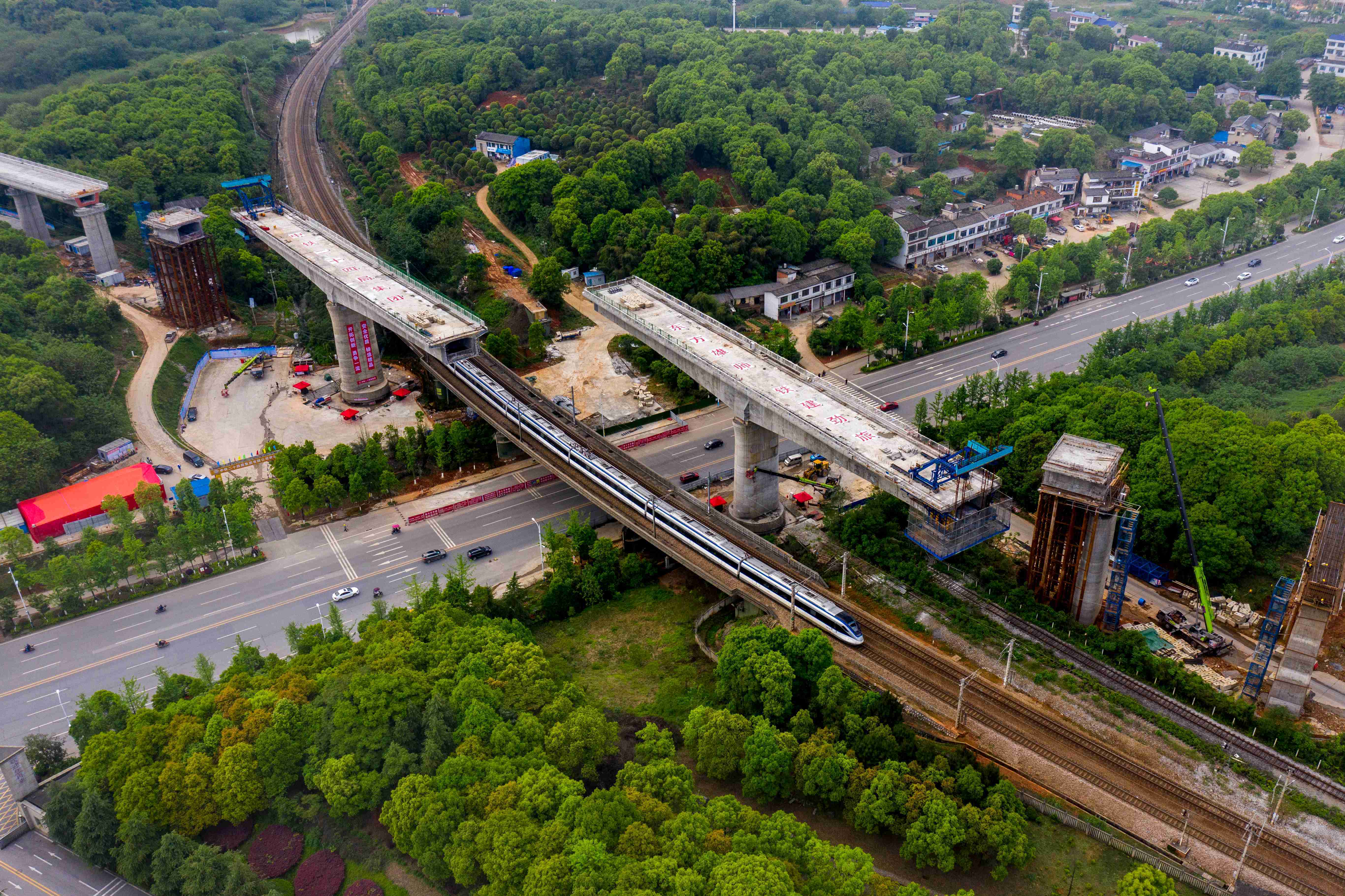 湖南常益长铁路宁乡站特大桥完成转体