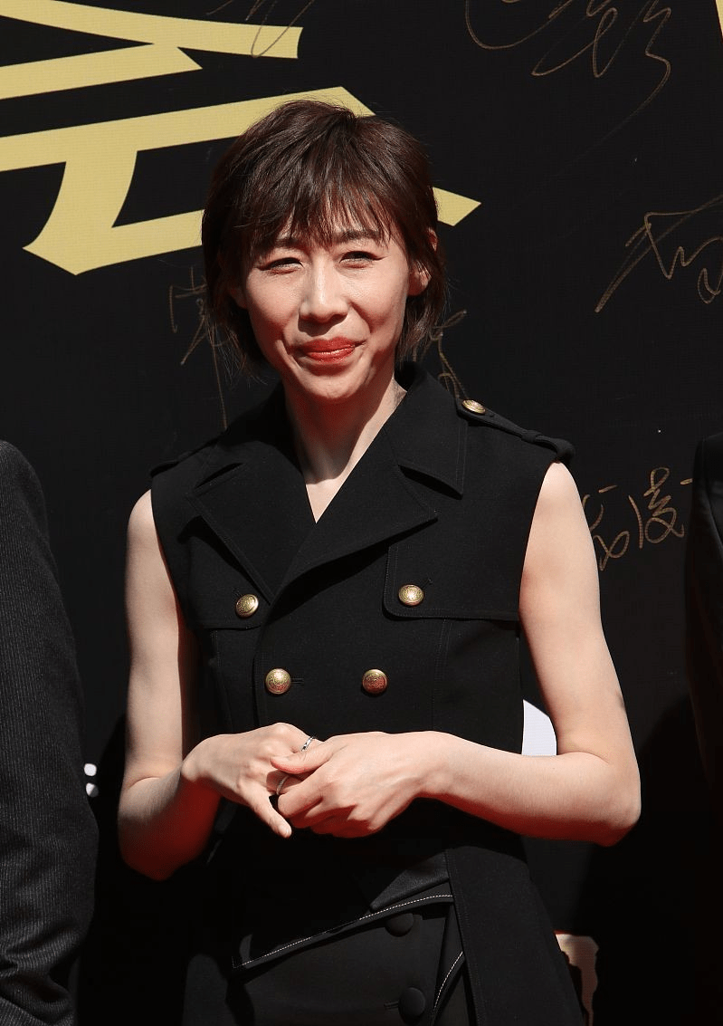 任素汐身穿薄荷绿好清新小丸子发型好抢镜素雅搭配接地气