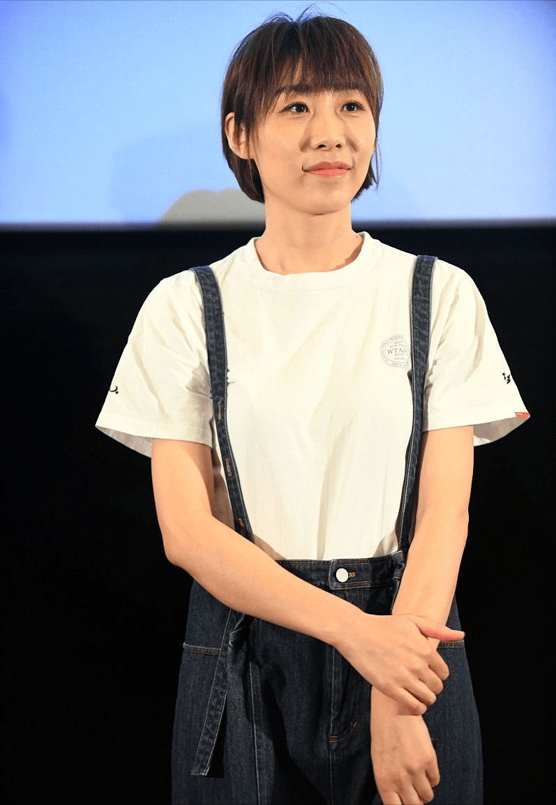 任素汐身穿薄荷绿好清新小丸子发型好抢镜素雅搭配接地气