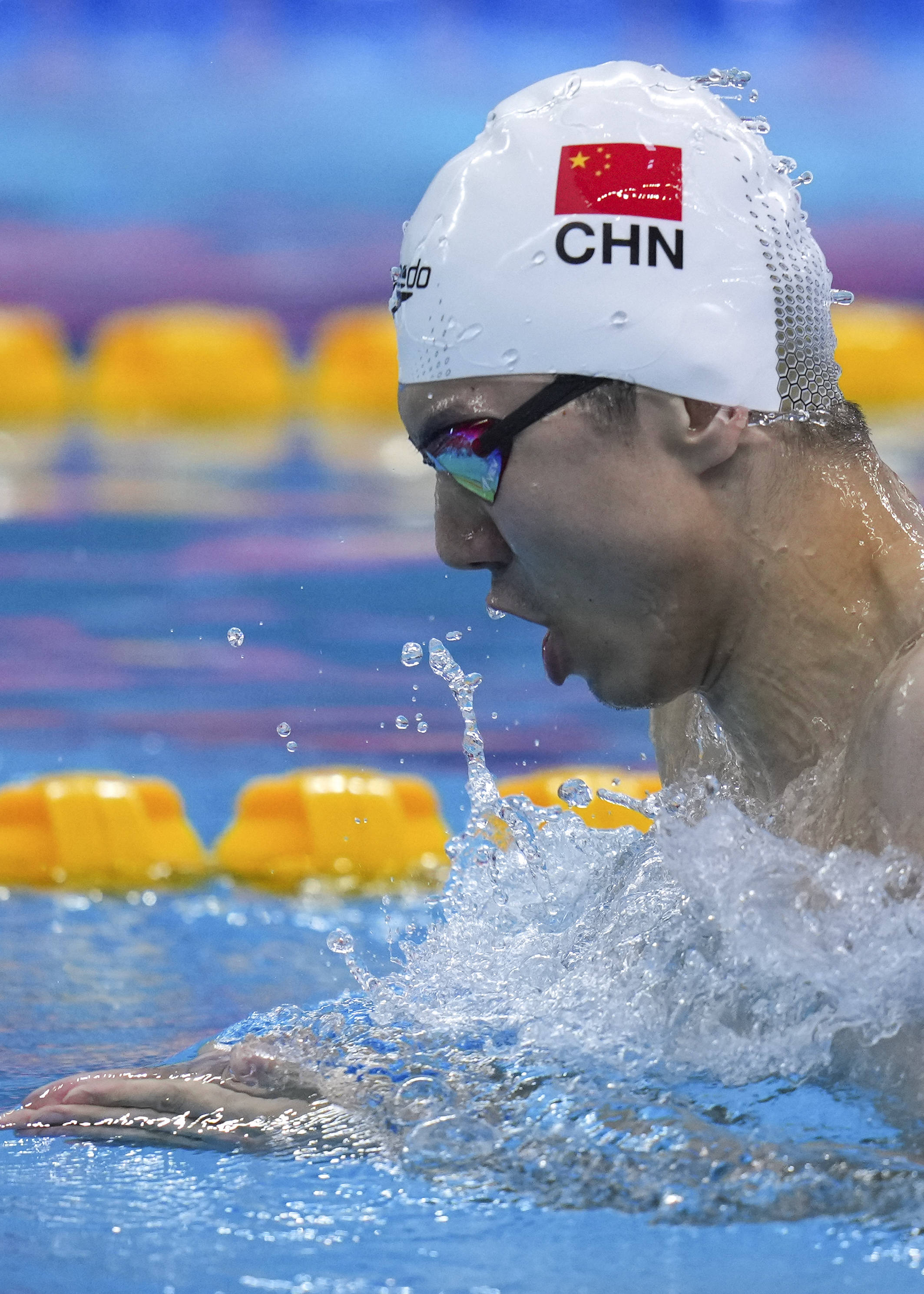 游泳——全国冠军赛:闫子贝晋级男子100米蛙泳决赛